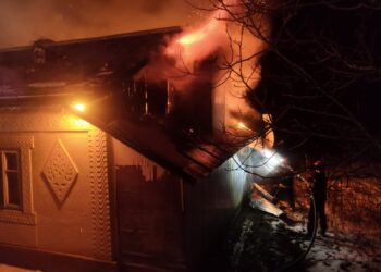 FOTO Un bătrân de 87 de ani, din Vulturești, a suferit arsuri la piciorul stâng, după ce gospodăria i-a fost cuprinsă de flăcări