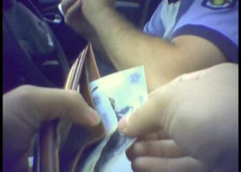 Un botoșănean care a încercat să dea mită 150 de lei unui polițist sucevean a fost condamnat la închisoare cu suspendare. Șoferul a fost tras pe dreapta în cartierul Burdujeni pentru că avea folii fumurii pe geamurile laterale-față