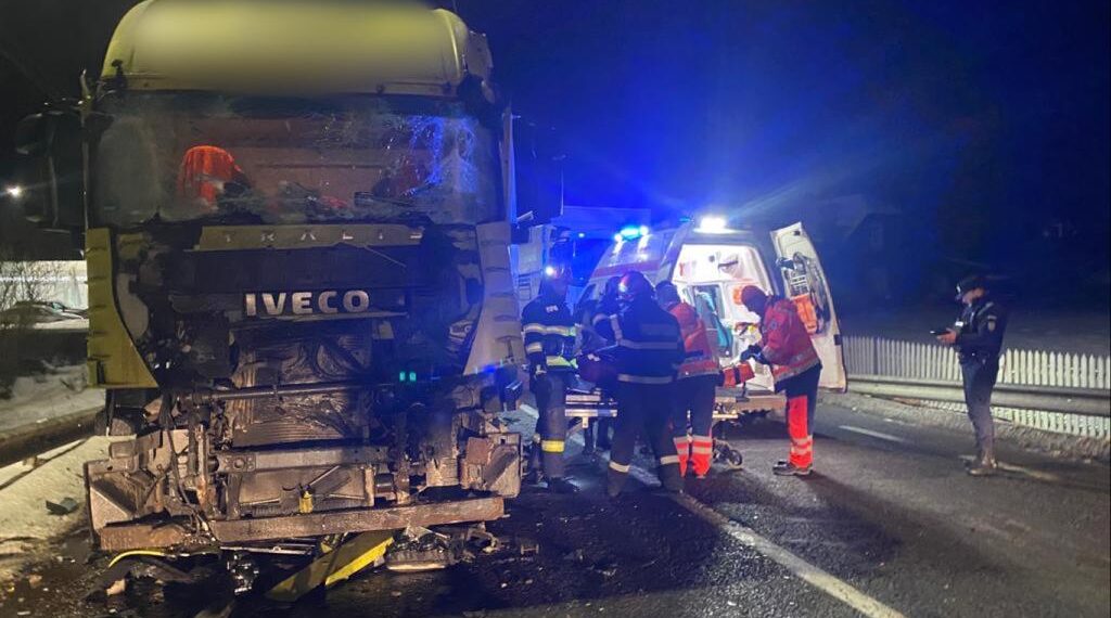 FOTO Accident rutier cu două camioane pe raza localității Argestru. Unul dintre șoferi a fost transportat la spital, după ce pompierii l-au extras din autovehicul