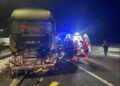 FOTO Accident rutier cu două camioane pe raza localității Argestru. Unul dintre șoferi a fost transportat la spital, după ce pompierii l-au extras din autovehicul