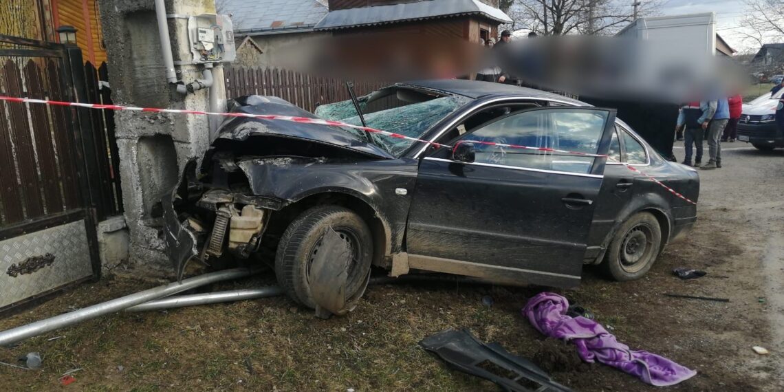 FOTO Cinci persoane au ajuns la spital, după ce mașina în care se aflau s-a oprit într-un stâlp de electricitate din localitatea Brașca