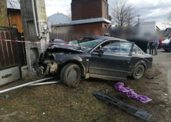 FOTO Cinci persoane au ajuns la spital, după ce mașina în care se aflau s-a oprit într-un stâlp de electricitate din localitatea Brașca
