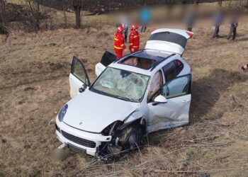 VIDEO Accident rutier, între Bunești și Fălticeni. Patru persoane au fost transportate la spital