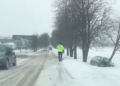 FOTO O șoferiță s-a oprit cu mașina într-un copac aflat pe marginea drumului care leagă Suceava de Mitocu Dragomirnei