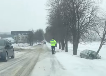 FOTO O șoferiță s-a oprit cu mașina într-un copac aflat pe marginea drumului care leagă Suceava de Mitocu Dragomirnei