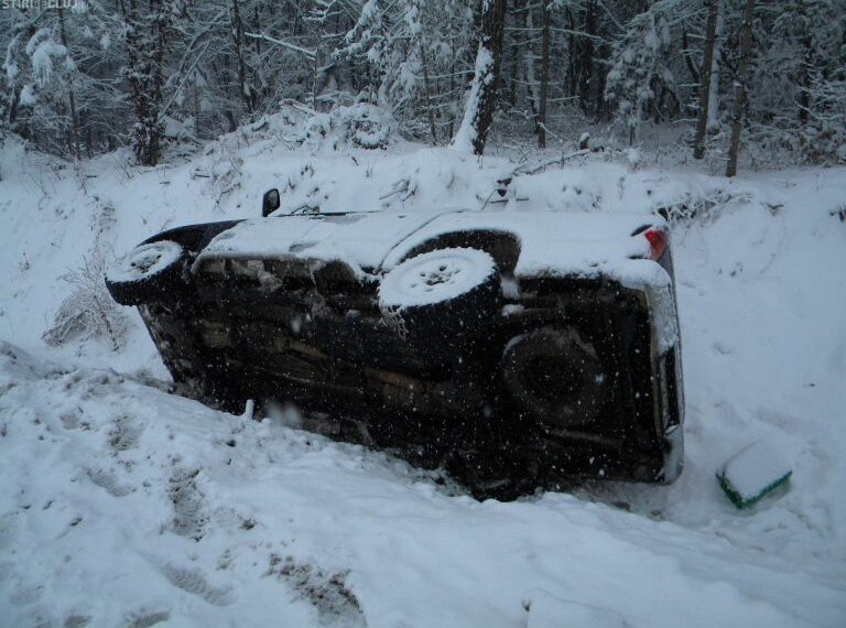 Un șofer beat s-a ales cu dosar penal, după ce a derapat cu mașina și s-a oprit într-un șanț