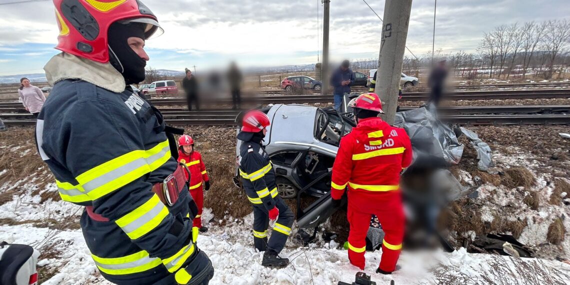 VIDEO Grav accident între un tren și un autoturism, pe raza localității Prelipca. Două femei au murit, iar doi copii au fost transportați la spital
