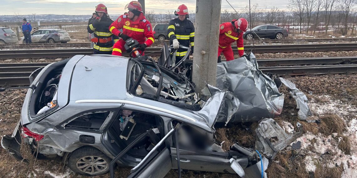 VIDEO Grav accident între un tren și un autoturism, pe raza localității Prelipca. Două femei au murit, iar doi copii au fost transportați la spital