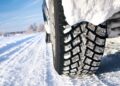 Un bărbat care ajuta la împingerea unei autoutilitare a ajuns la spital, după ce a fost prins între autoutilitară și un autoturism