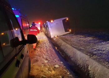 FOTO Un autocar s-a răsturnat la ieșire din orașul Salcea spre Dumbrăveni. Nicio persoană nu a avut nevoie de îngrijiri medicale