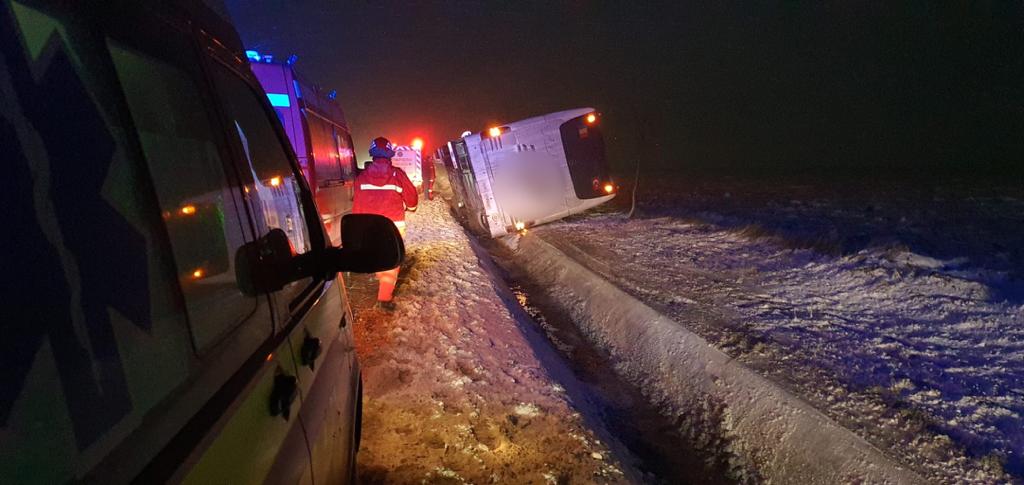 FOTO Un autocar s-a răsturnat la ieșire din orașul Salcea spre Dumbrăveni. Nicio persoană nu a avut nevoie de îngrijiri medicale