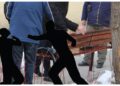 Închisoare cu suspendare pentru un sucevean care l-a bătut pe un vecin, de față cu copilul, din cauza instalării unei băncuțe în fața blocului