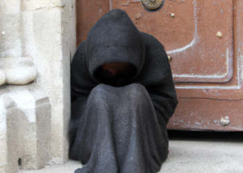 10 ani de închisoare pentru trei cerșetoare care furau din locuințele bătrânilor binevoitori. Cea mai mică pedeapsă a primit-o femeia care a fost prinsă cu bani ascunși în lenjeria intimă
