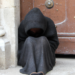 10 ani de închisoare pentru trei cerșetoare care furau din locuințele bătrânilor binevoitori. Cea mai mică pedeapsă a primit-o femeia care a fost prinsă cu bani ascunși în lenjeria intimă