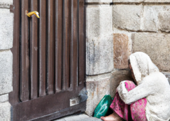 10 ani de închisoare pentru trei cerșetoare care furau din locuințele bătrânilor binevoitori. Cea mai mică pedeapsă a primit-o femeia care a fost prinsă cu bani ascunși în lenjeria intimă