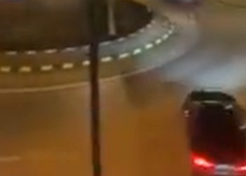 VIDEO Polițiștii l-au lăsat pieton pe un tânăr de 26 de ani care a fost surprins făcând drifturi în sensul giratoriu din fața restaurantului Mc Donald’s din centrul Sucevei. Individul a primit și o amendă de 580 de lei