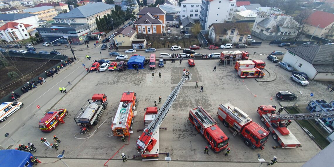 Pompierii suceveni au desfășurat un exercițiu tactic de simulare a unui cutremur, pe amplasamentul Spitalului Municipal Fălticeni