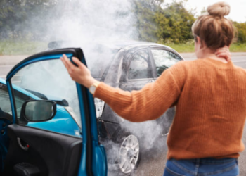 O femeie a fost condamnată definitiv la șase luni de închisoare cu suspendare pentru că a lovit un autoturism în trafic, i-a blocat deplasarea și a amenințat-o pe cealaltă șoferiță pe motiv că i-a luat bărbatul