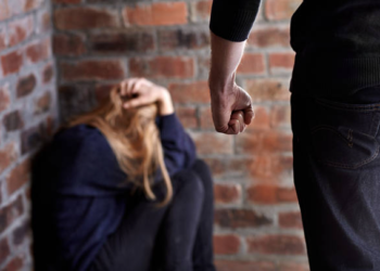 Un bărbat a făcut-o KO pe patroana unui local din Rădăuți, dintr-un pumn, după ce bărbatului nu i s-a mai dat de băut. Acesta a primit o amendă penală de 5.000 de lei