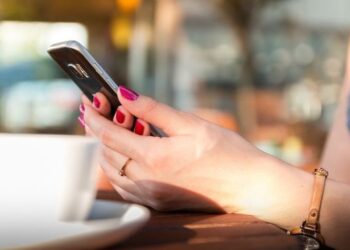 Pedeapsă micșorată pentru o hoață recidivistă, care după ce a ieșit din pușcărie a furat un telefon de 3.700 de lei și l-a vândut pentru 150 de lei. Aceasta se întoarce în pușcărie