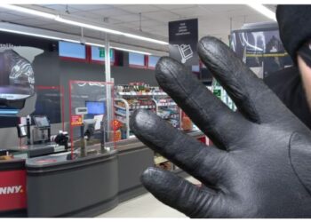 Un an și două luni de închisoare pentru un hoț care a furat patru aparate de ras dintr-un magazin Penny din Vatra Dornei, ignorând pedeapsa interzicerii dreptului de a intra în mai multe supermarket-uri