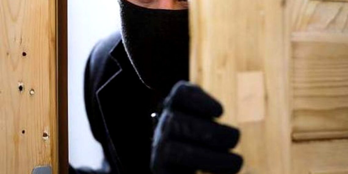 30 de zile de arest preventiv pentru un hoț din Arbore, care a ”curățat” o gospodărie din Volovăț. În jumătate de oră au dispărut bunuri în valoare de 40.000 de lei, de la gresie până la camera de supraveghere