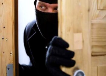 30 de zile de arest preventiv pentru un hoț din Arbore, care a ”curățat” o gospodărie din Volovăț. În jumătate de oră au dispărut bunuri în valoare de 40.000 de lei, de la gresie până la camera de supraveghere