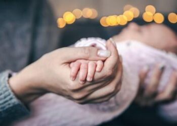 O tânără de 20 de ani și-a luat copilul de 10 luni și a fugit de acasă, după ce iubitul a bătut-o