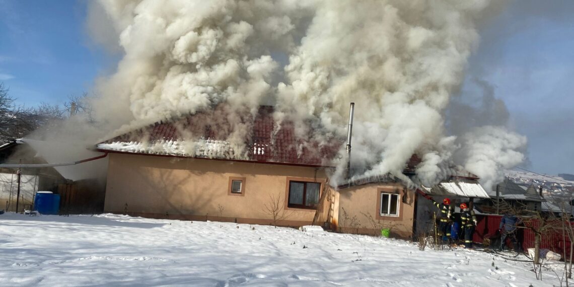 VIDEO Pompierii au intervenit cu trei autospeciale de stingere la un incendiu izbucnit la o casă din Bosanci