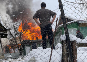 FOTO Pompierii au intervenit cu șase autospeciale de stingere la un incendiu izbucnit în Cacica. Au ars un depozit de furaje, un adăpost de animale, acoperișul bucătăriei de vară, acoperișul casei de locuit și au pierit șase oi și un porc