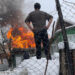 FOTO Pompierii au intervenit cu șase autospeciale de stingere la un incendiu izbucnit în Cacica. Au ars un depozit de furaje, un adăpost de animale, acoperișul bucătăriei de vară, acoperișul casei de locuit și au pierit șase oi și un porc