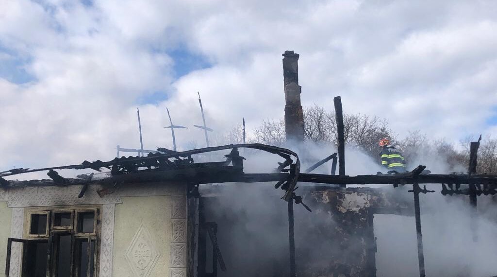 FOTO O casă din satul Siliștea, orașul Liteni, s-a făcut scrum în urma unui incendiu izbucnit din cauza coșului de fum deteriorat