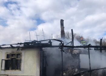 FOTO O casă din satul Siliștea, orașul Liteni, s-a făcut scrum în urma unui incendiu izbucnit din cauza coșului de fum deteriorat