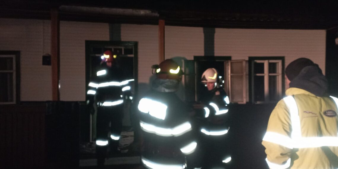 FOTO Incendiu la o casă din Gălănești. Un bărbat de 65 de ani a fost găsit decedat în locuință