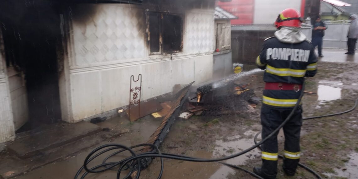 FOTO Incendiu la o casă din Prelipca, din cauza unei țigări. Proprietarul a fost găsit carbonizat în locuință