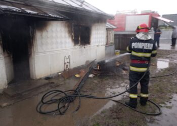 FOTO Incendiu la o casă din Prelipca, din cauza unei țigări. Proprietarul a fost găsit carbonizat în locuință