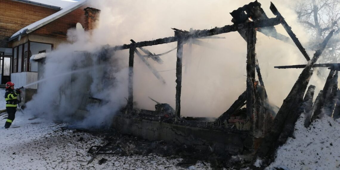 FOTO O bucătărie de vară din Șaru Dornei s-a făcut scrum în urma unui incendiu izbucnit din cauza coșului de fum necurățat