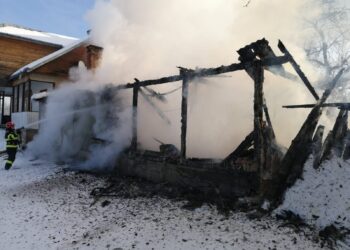 FOTO O bucătărie de vară din Șaru Dornei s-a făcut scrum în urma unui incendiu izbucnit din cauza coșului de fum necurățat
