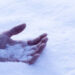 Un bărbat și-a găsit fiul mort în zăpada din fața porții locuinței din Ipotești