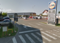 Un bărbat a încercat să fure o pereche de ghete dintr-un magazin Lidl. Cu încălțămintea sa în mână și cu noile ghete în picioare, individul se bătea cu pumnii în piept că nu a furat nimic