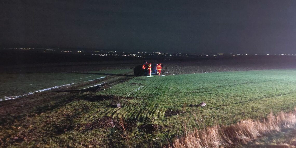 VIDEO Un autoturism cu semne de începător s-a răsturnat în afara drumului ce leagă localitățile Suceava – Cumpărătura. Mașina s-a oprit la zeci de metri de partea carosabilă