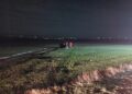 VIDEO Un autoturism cu semne de începător s-a răsturnat în afara drumului ce leagă localitățile Suceava – Cumpărătura. Mașina s-a oprit la zeci de metri de partea carosabilă