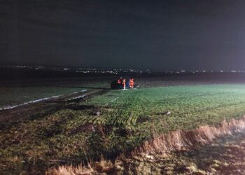 VIDEO Un autoturism cu semne de începător s-a răsturnat în afara drumului ce leagă localitățile Suceava – Cumpărătura. Mașina s-a oprit la zeci de metri de partea carosabilă