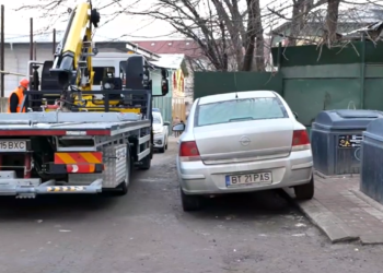 VIDEO Primăria Suceava a ridicat o mașină cu numere de Botoșani care era parcată aiurea într-un punct de colectare a deșeurilor. Șoferul a scos din buzunar 600 de lei