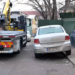 VIDEO Primăria Suceava a ridicat o mașină cu numere de Botoșani care era parcată aiurea într-un punct de colectare a deșeurilor. Șoferul a scos din buzunar 600 de lei
