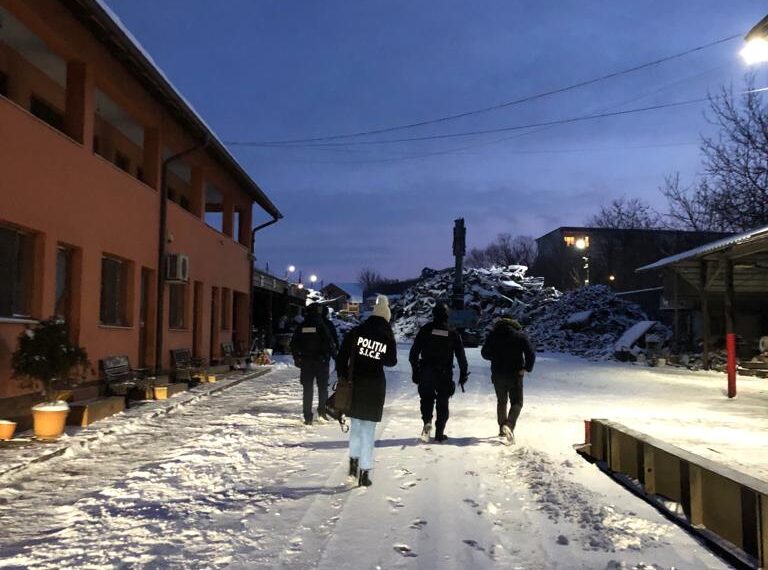 Polițiștii suceveni au efectuat patru percheziții într-un dosar privind infracțiuni economice în legătură cu depozitarea și comercializarea deșeurilor feroase