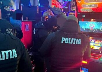Urmărire în trafic, pe străzile din Câmpulung Moldovenesc, după un conducător auto ce nu avea permis. Încercând să scape de polițiști, individul s-a ascuns într-o sală de păcănele
