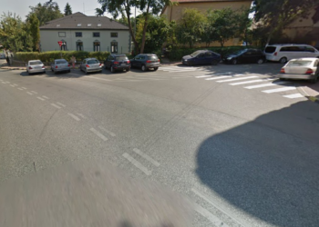 Un șofer beat s-a izbit cu BMW-ul într-un zid din fața restaurantului B+B din Suceava