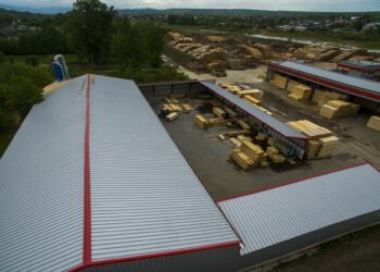 SC Saniral SRL, amendată cu 10.000 de lei pentru un transport ilegal de 7,4 metri cubi de bușteni. Aceasta este o firmă cunoscută pentru afaceri ilegale cu material lemnos