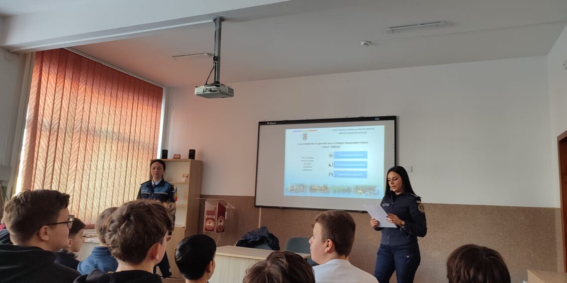 Polițiștii suceveni au trecut pragurile a șase unități de învățământ din județ pentru a discuta cu elevii despre prevenirea bullying-ului